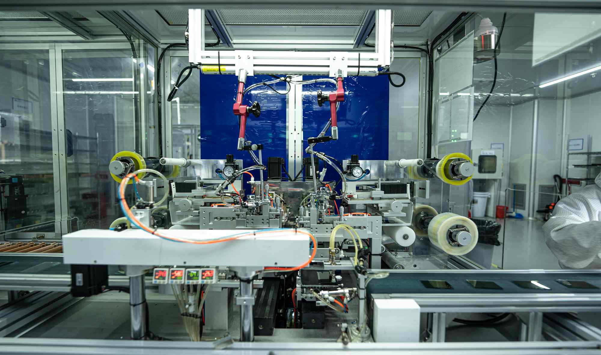 Tarkkuuskohdistus ja kennojen kokoonpano: PI-pinnoitus- ja hankausprosessien analysointi LCD-valmistuksessa